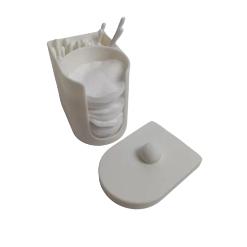3D-druckbarer Wattepads- und Q-Tip-Halter, gefüllt mit Wattepads und Q-Tips, mit abgenommenem Deckel daneben.